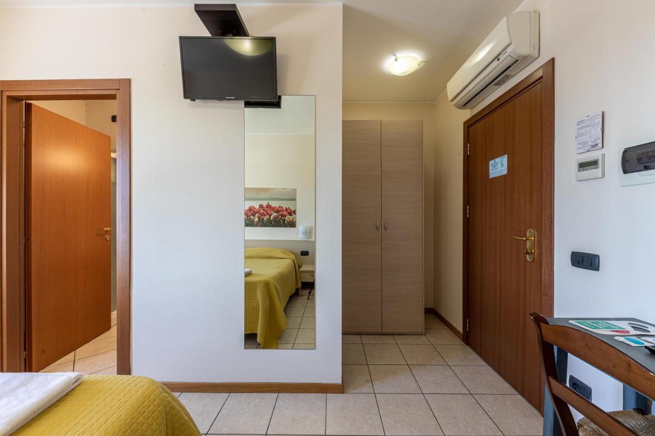 Locanda Le Palafitte Bardolino Bagian luar foto