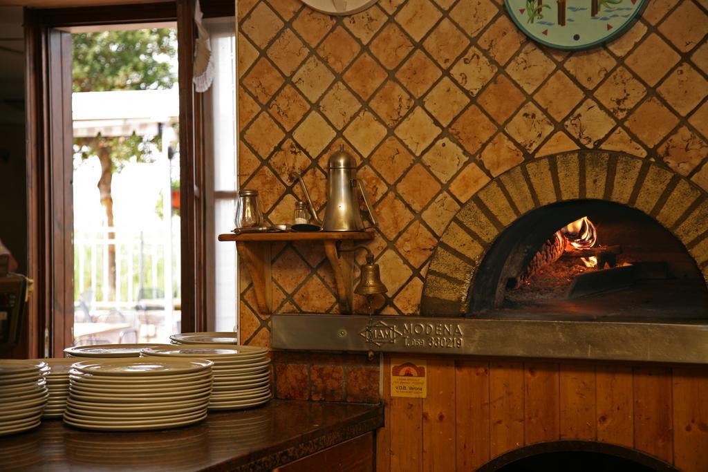 Locanda Le Palafitte Bardolino Bagian luar foto